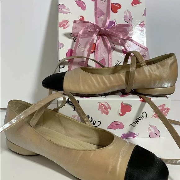 CHANEL Black Gold Satin Cap Toe Lace up Flat SZ 39 - Picture 3 of 8